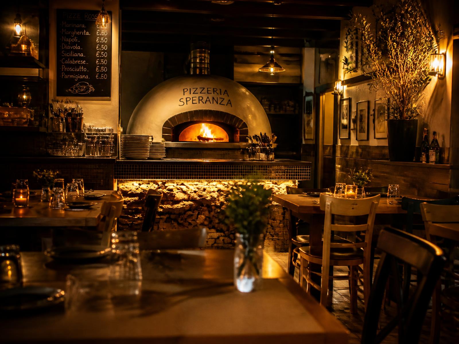 Salle à manger chaleureuse de Bellissimo Pizza